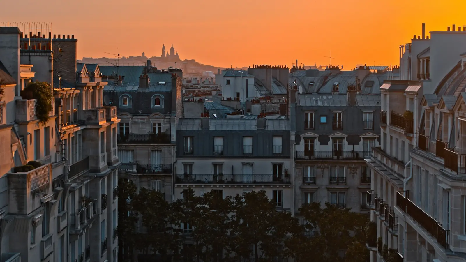 Les toits de Paris au lever du jour